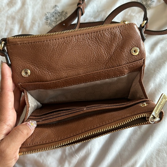 Brown lether Michael Kors crossbody - Picture 2 of 5
